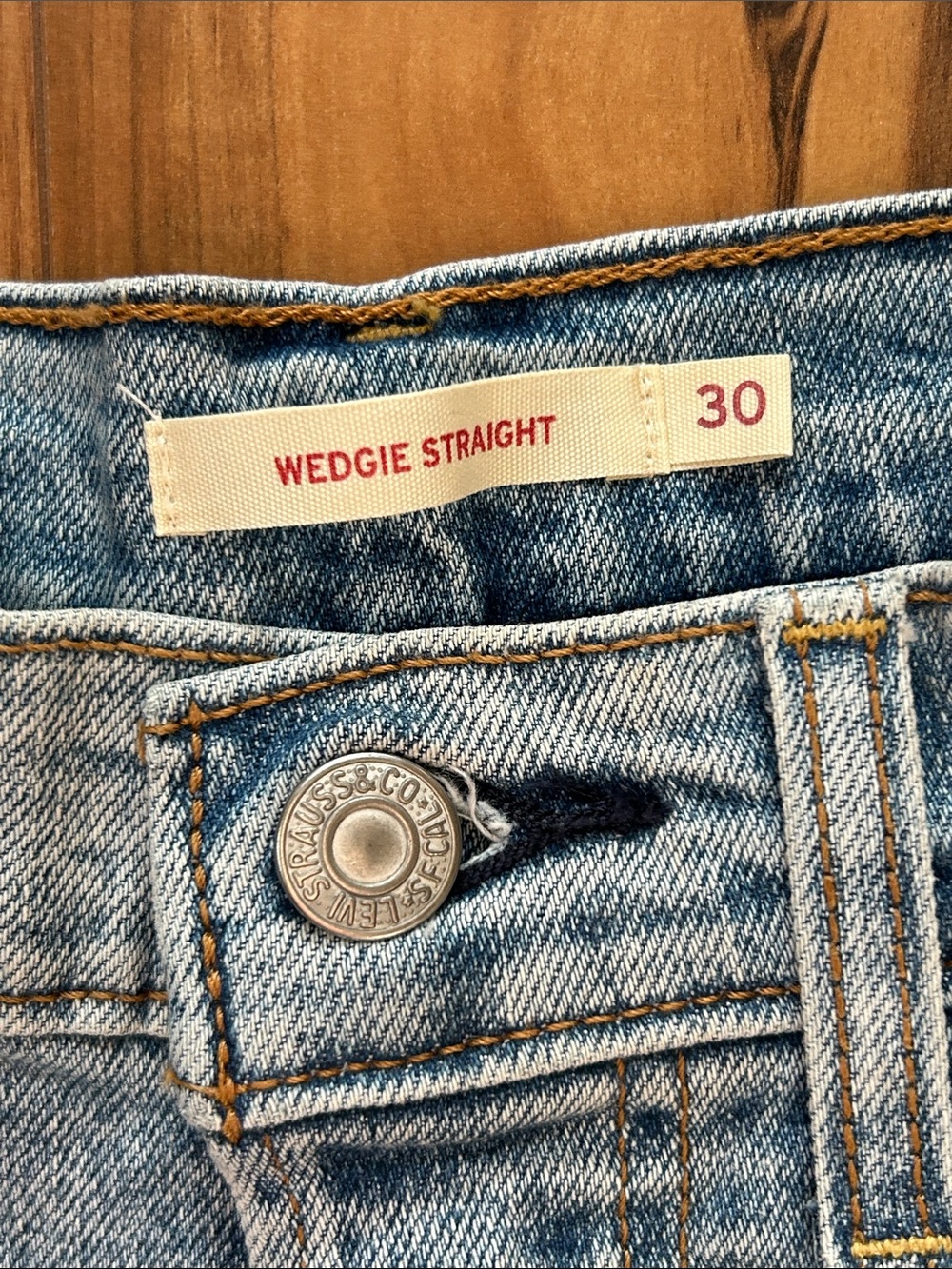 Like New Levi’s Wedgie Straight Jeans - Picture 3 of 8